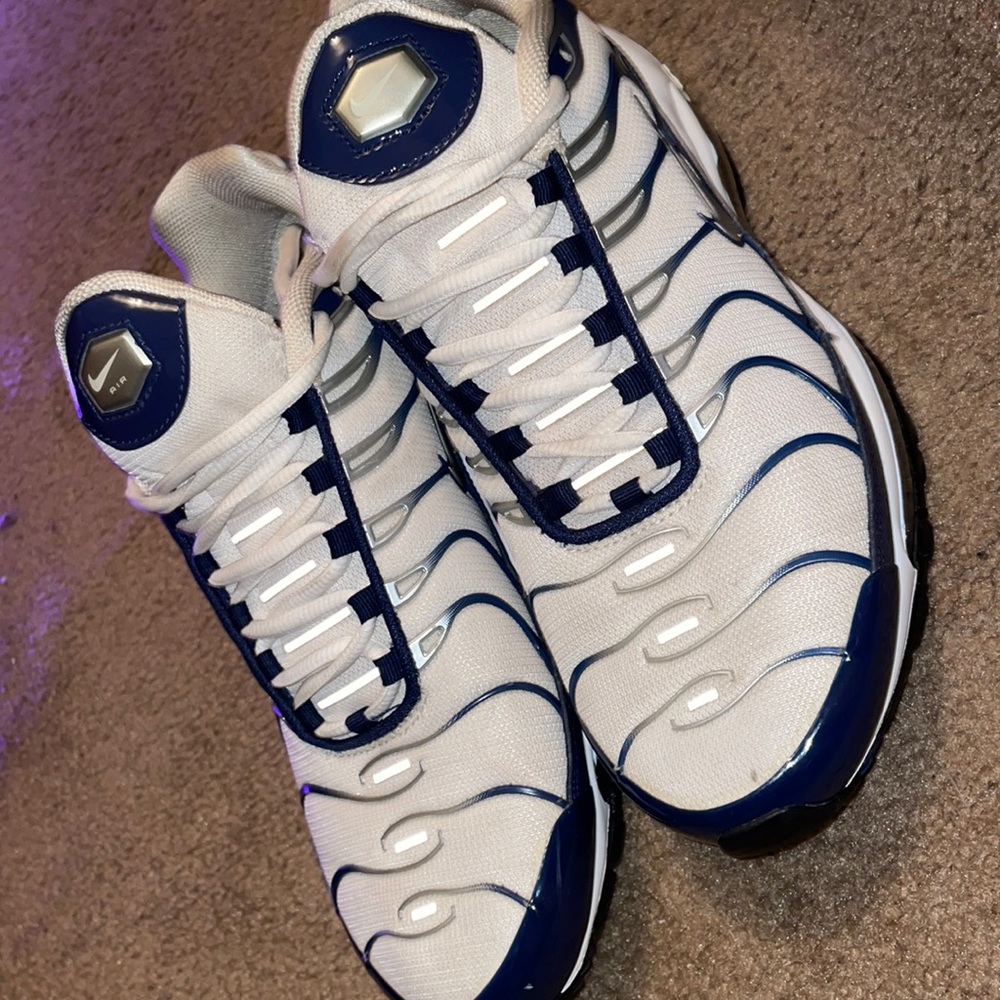 Men’s 8.5 silver sharks,  Nike air max
